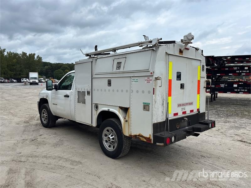 Chevrolet 3500 4x4 Enclosed Utility Truck Pick up/Dropside