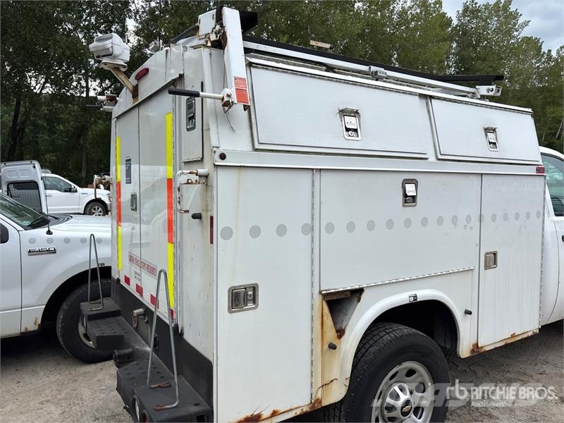 Chevrolet 3500 4x4 Enclosed Utility Truck Pick up/Dropside