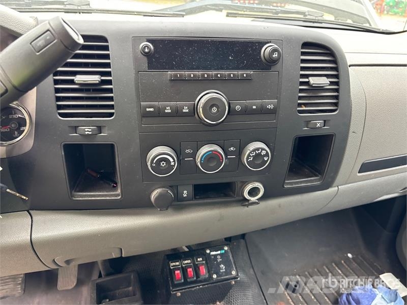 Chevrolet 3500 4x4 Enclosed Utility Truck Pick up/Dropside