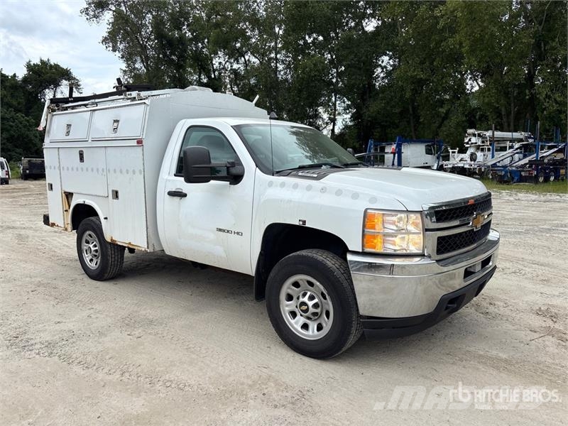 Chevrolet 3500 4x4 Enclosed Utility Truck Pick up/Dropside