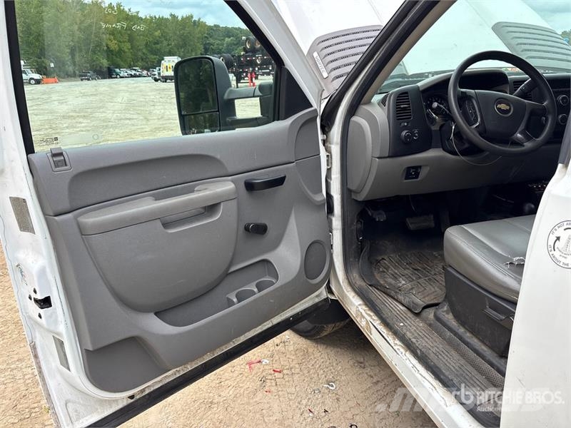 Chevrolet 3500 4x4 Enclosed Utility Truck Pick up/Dropside