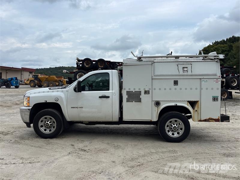 Chevrolet 3500 4x4 Enclosed Utility Truck Pick up/Dropside