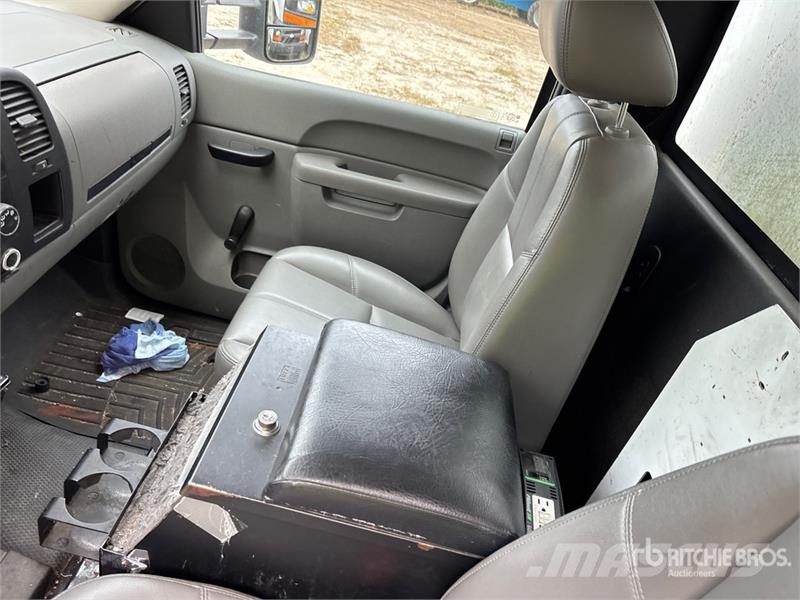 Chevrolet 3500 4x4 Enclosed Utility Truck Pick up/Dropside