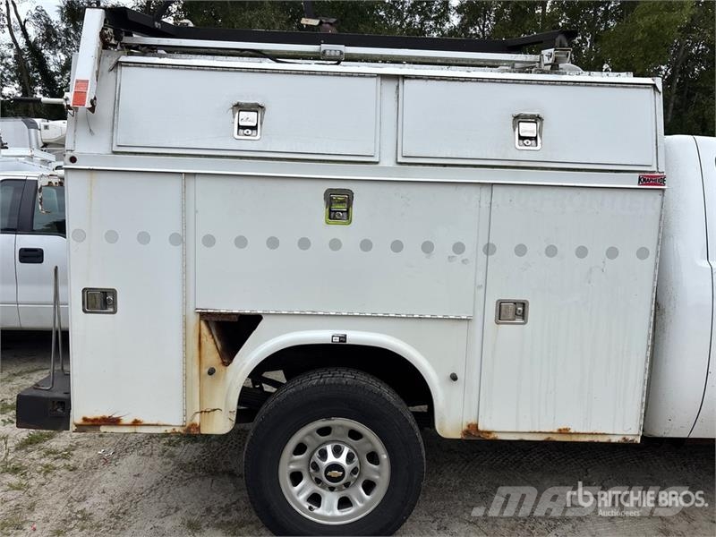 Chevrolet 3500 4x4 Enclosed Utility Truck Pick up/Dropside