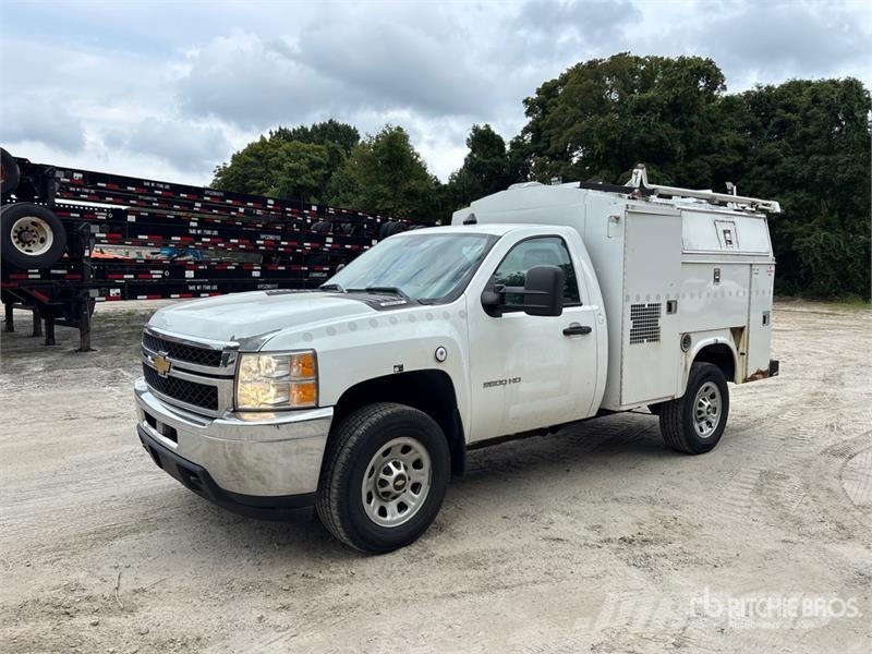 Chevrolet 3500 4x4 Enclosed Utility Truck Pick up/Dropside