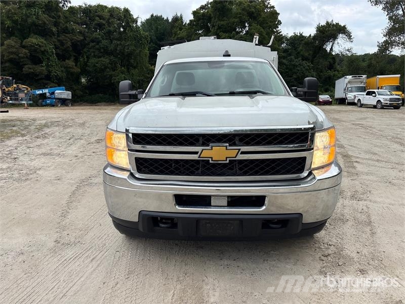 Chevrolet 3500 4x4 Enclosed Utility Truck Pick up/Dropside