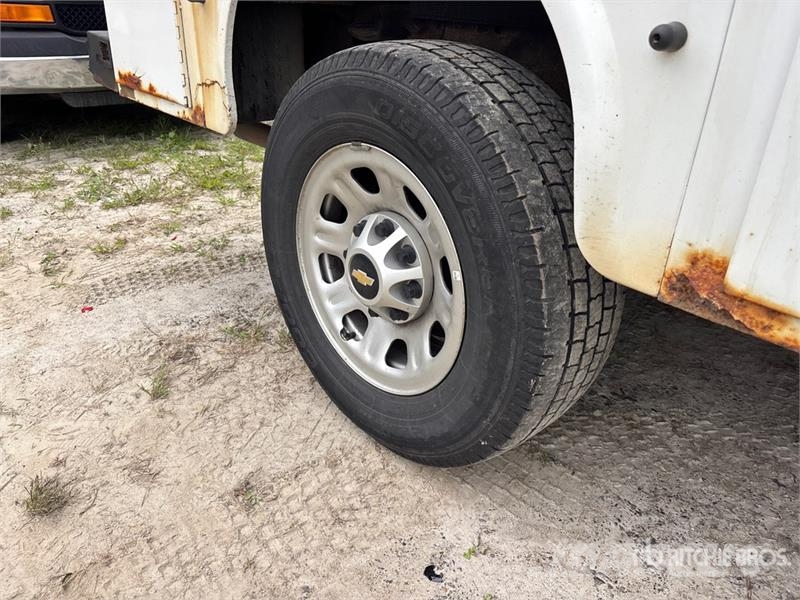 Chevrolet 3500 4x4 Enclosed Utility Truck Pick up/Dropside