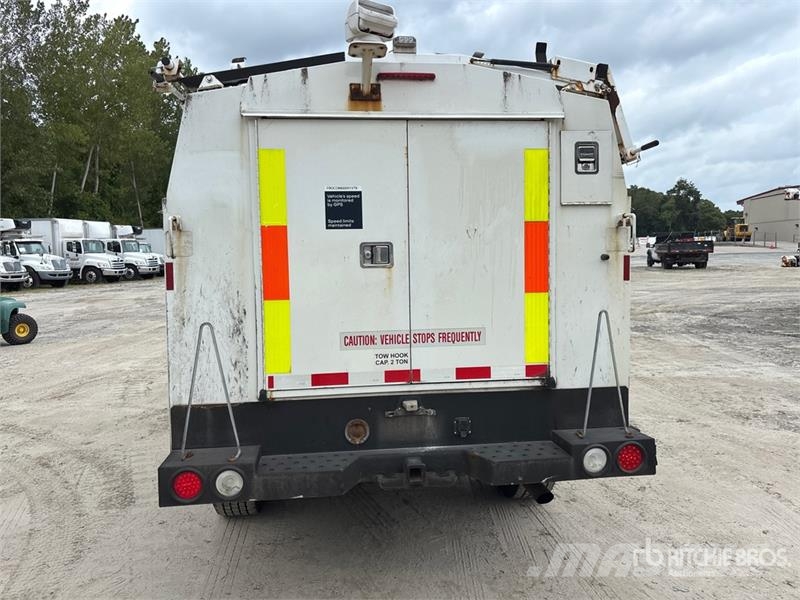 Chevrolet 3500 4x4 Enclosed Utility Truck Pick up/Dropside
