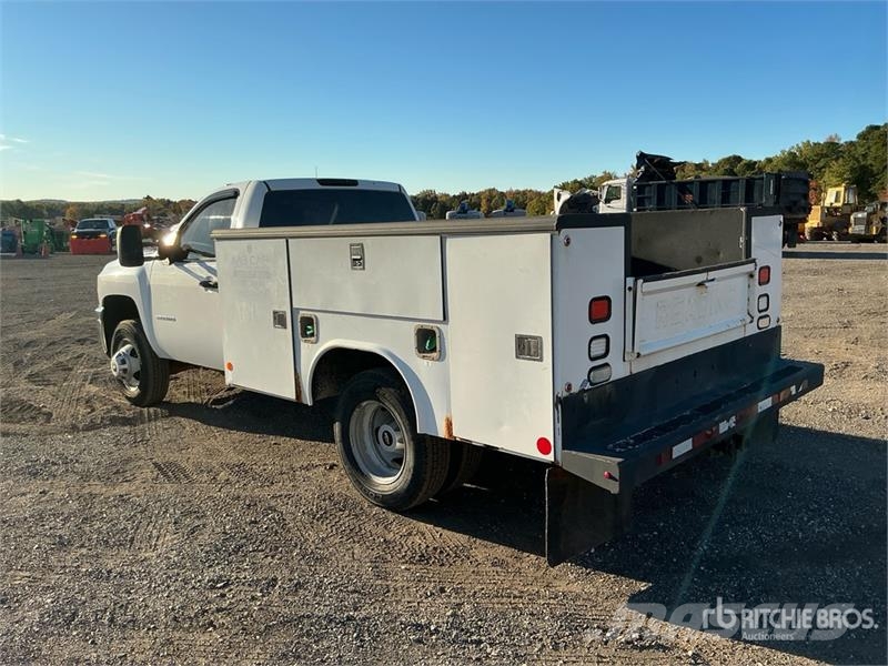 Chevrolet 3500HD 4x4 Utility Truck Pick-upy / Pojazdy z otwieranymi burtami