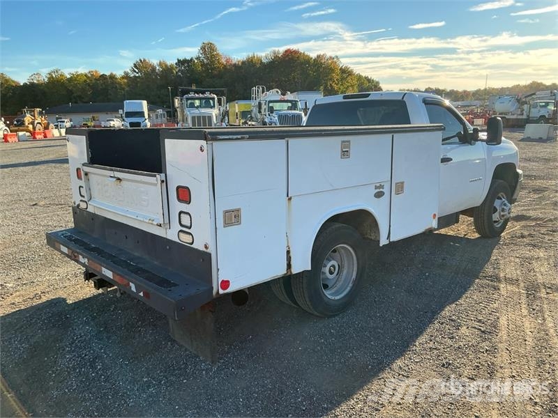 Chevrolet 3500HD 4x4 Utility Truck Pick-upy / Pojazdy z otwieranymi burtami