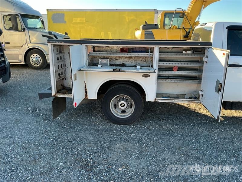 Chevrolet 3500HD 4x4 Utility Truck Pick-upy / Pojazdy z otwieranymi burtami