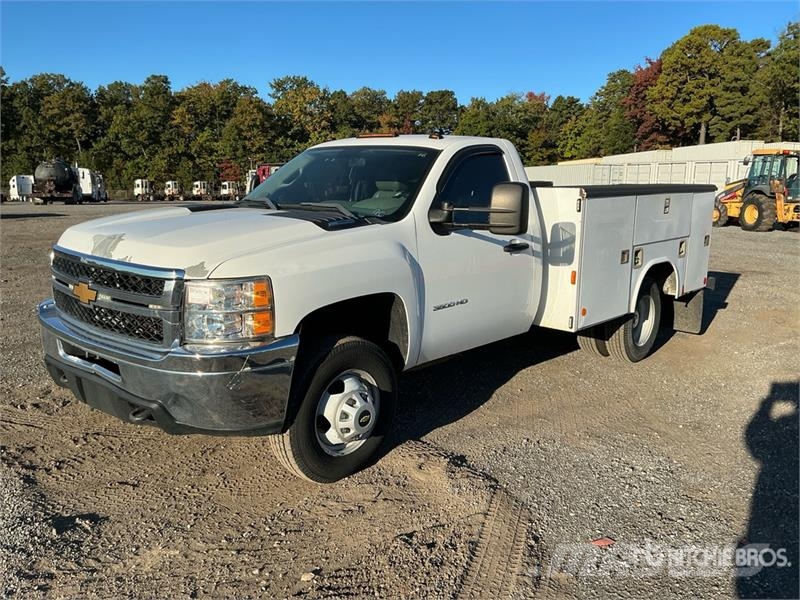 Chevrolet 3500HD 4x4 Utility Truck Pick-upy / Pojazdy z otwieranymi burtami