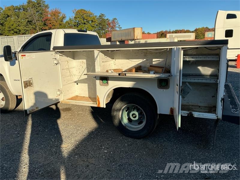 Chevrolet 3500HD 4x4 Utility Truck Pick-upy / Pojazdy z otwieranymi burtami