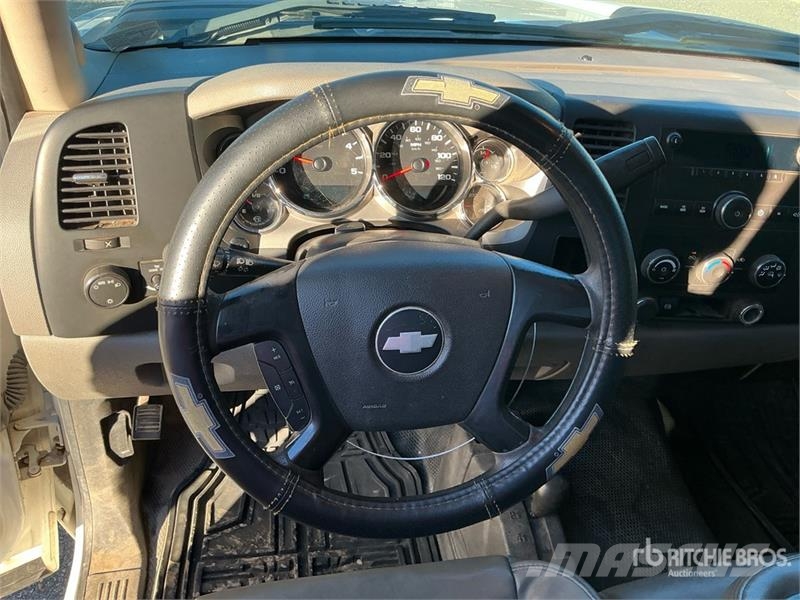 Chevrolet 3500HD 4x4 Utility Truck Pick-upy / Pojazdy z otwieranymi burtami