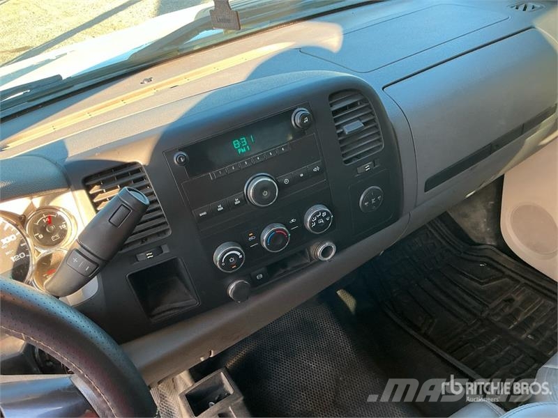 Chevrolet 3500HD 4x4 Utility Truck Pick-upy / Pojazdy z otwieranymi burtami
