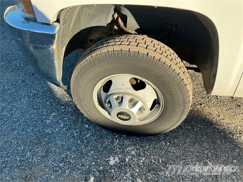 Chevrolet 3500HD 4x4 Utility Truck Pick-upy / Pojazdy z otwieranymi burtami