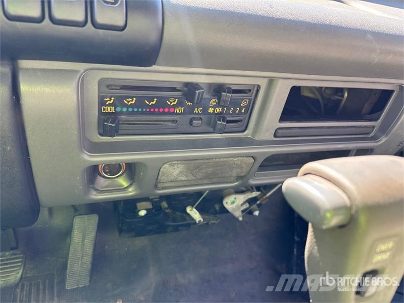 Chevrolet 5500 4x2 Flatbed Truck Camiones de cama baja