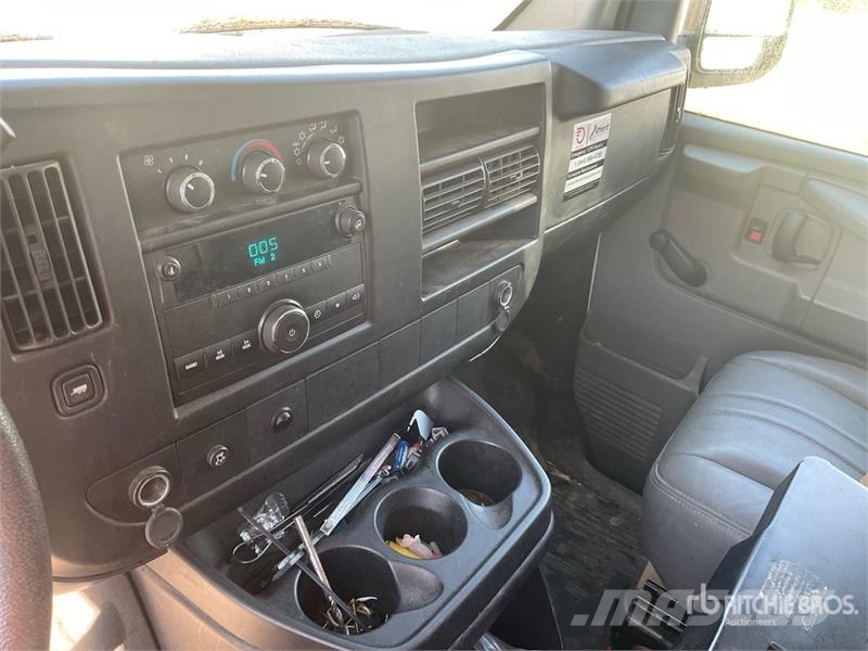 Chevrolet Express 2500 Cargo Van Pakettiautot
