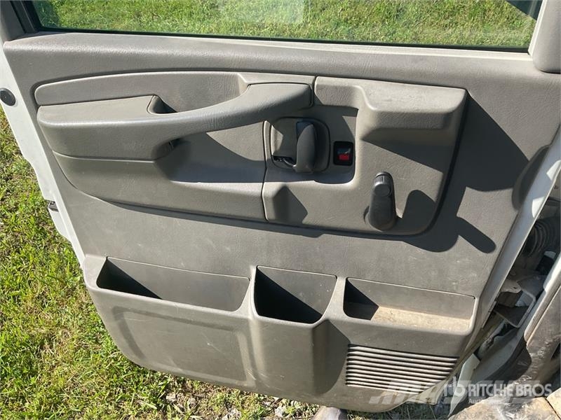 Chevrolet Express 2500 Cargo Van Pakettiautot