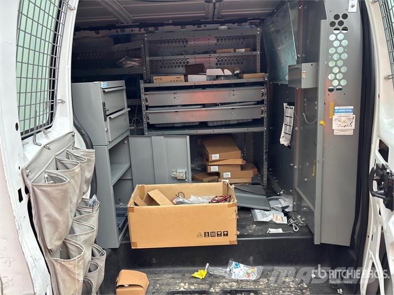 Chevrolet Express 2500 Cargo Van (Inoperable) Pakettiautot