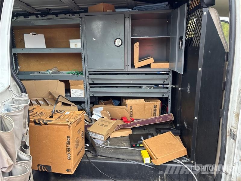 Chevrolet Express 2500 Cargo Van (Inoperable) Pakettiautot