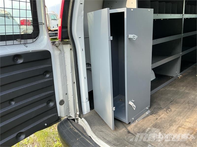 Chevrolet Express 2500 Cargo Van (Inoperable) Pakettiautot