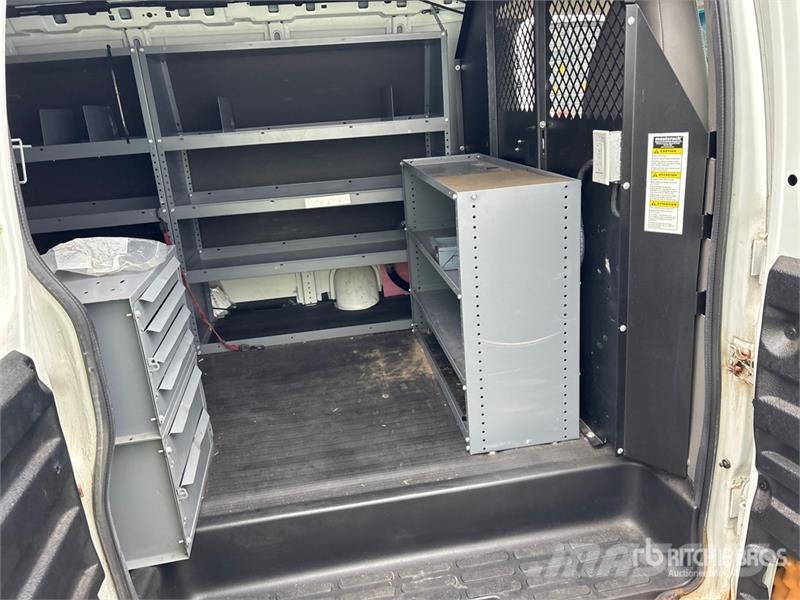 Chevrolet Express 2500 Cargo Van (Inoperable) Pakettiautot