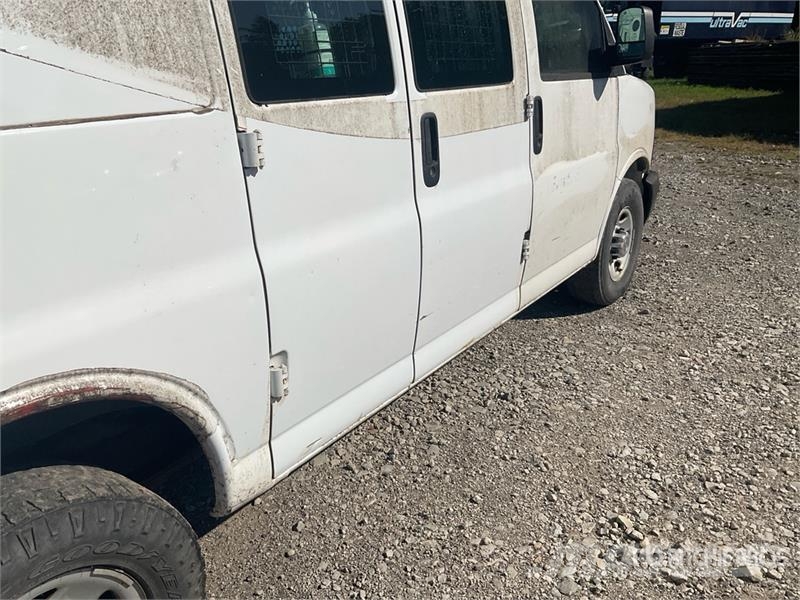 Chevrolet Express 2500 Cargo Van Pakettiautot