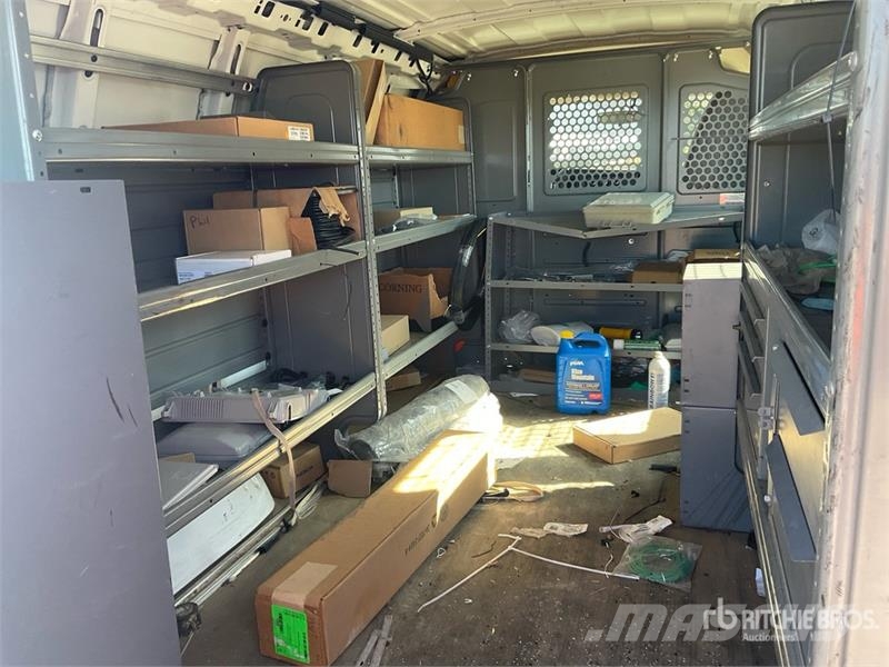 Chevrolet Express 2500 Cargo Van Pakettiautot