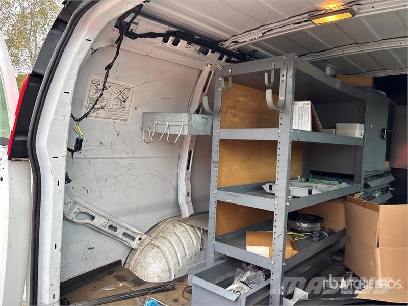 Chevrolet Express 2500 Cargo Van (Inoperable) Pakettiautot