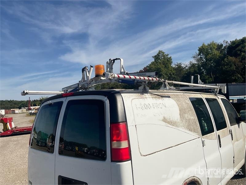 Chevrolet Express 2500 Cargo Van Pakettiautot