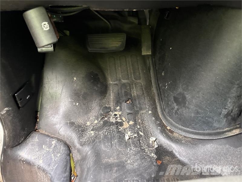 Chevrolet Express 2500 Cargo Van (Inoperable) Pakettiautot