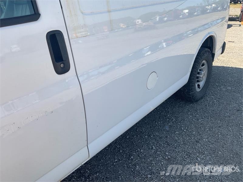 Chevrolet Express 2500 Cargo Van Pakettiautot