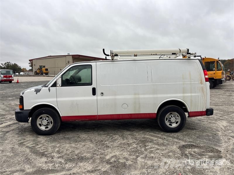 Chevrolet Express 2500 Cargo Van (Inoperable) Pakettiautot