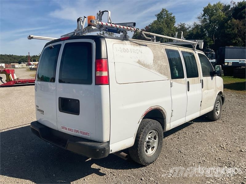 Chevrolet Express 2500 Cargo Van Pakettiautot