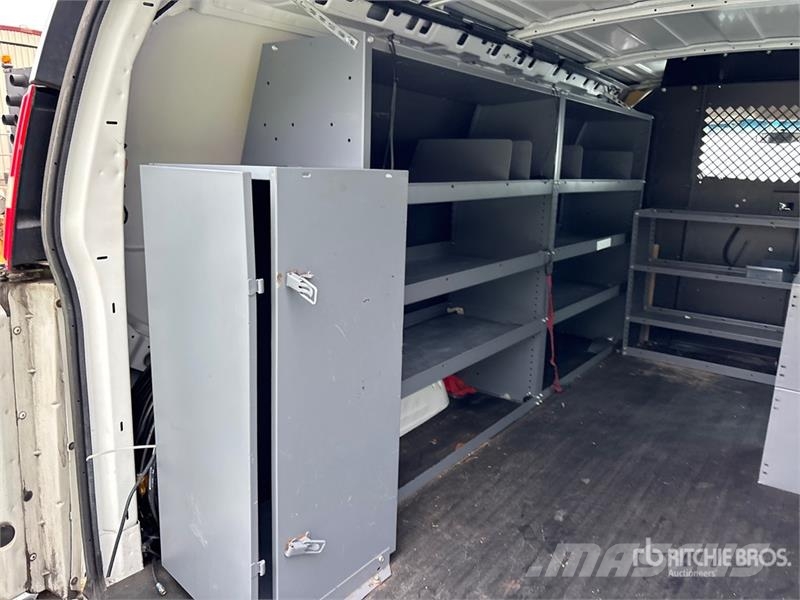 Chevrolet Express 2500 Cargo Van (Inoperable) Pakettiautot