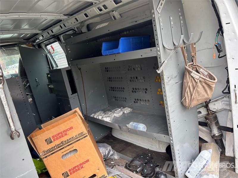 Chevrolet Express 2500 Cargo Van (Inoperable) Pakettiautot