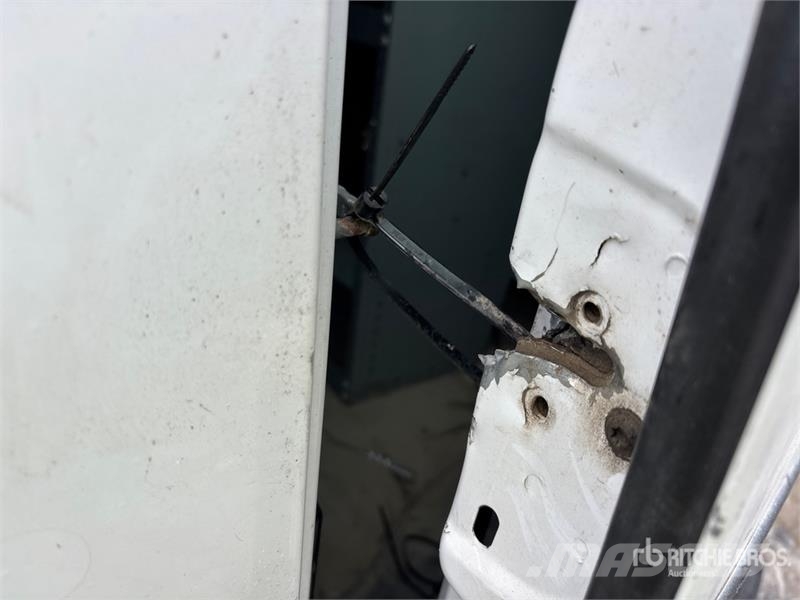 Chevrolet Express 2500 Cargo Van (Inoperable) Pakettiautot