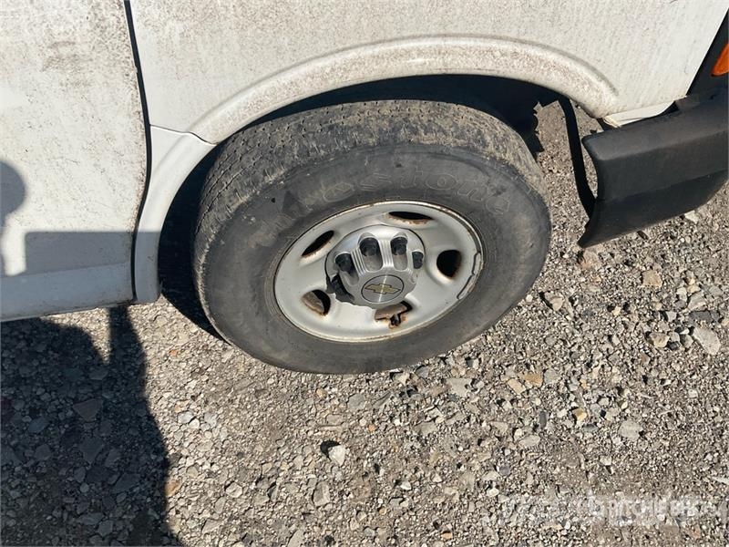 Chevrolet Express 2500 Cargo Van Pakettiautot