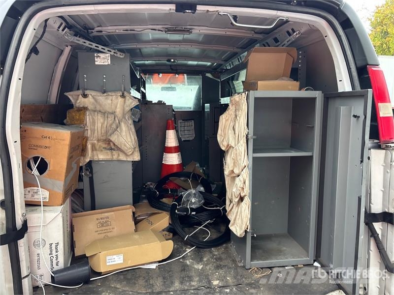 Chevrolet Express 2500 Cargo Van (Inoperable) Pakettiautot