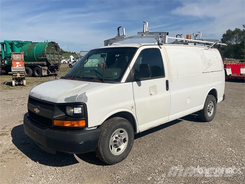 Chevrolet Express 2500 Cargo Van Pakettiautot