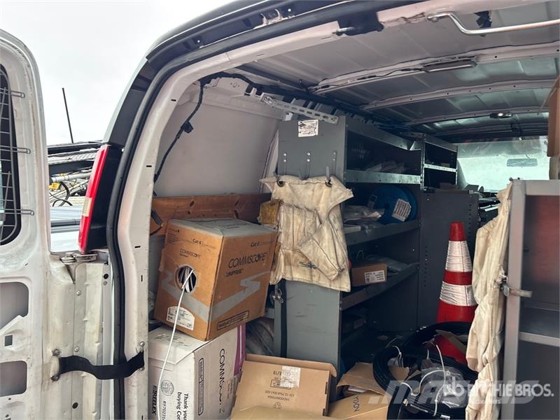 Chevrolet Express 2500 Cargo Van (Inoperable) Pakettiautot