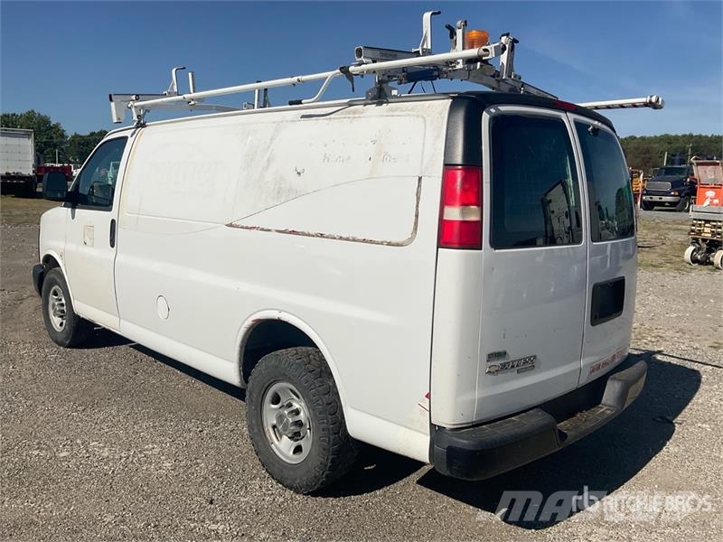 Chevrolet Express 2500 Cargo Van Pakettiautot