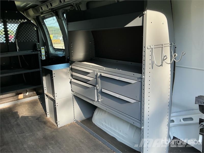 Chevrolet Express 2500 Cargo Van (Inoperable) Pakettiautot