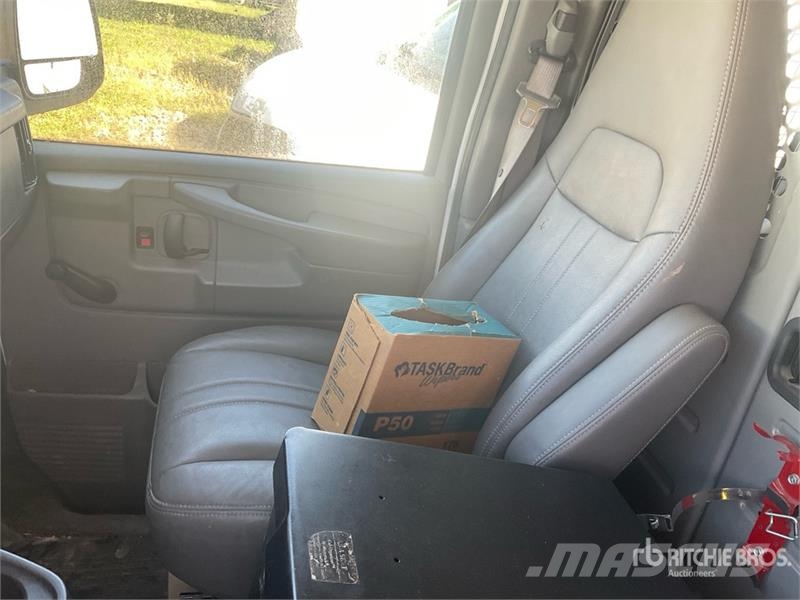 Chevrolet Express 2500 Cargo Van Pakettiautot