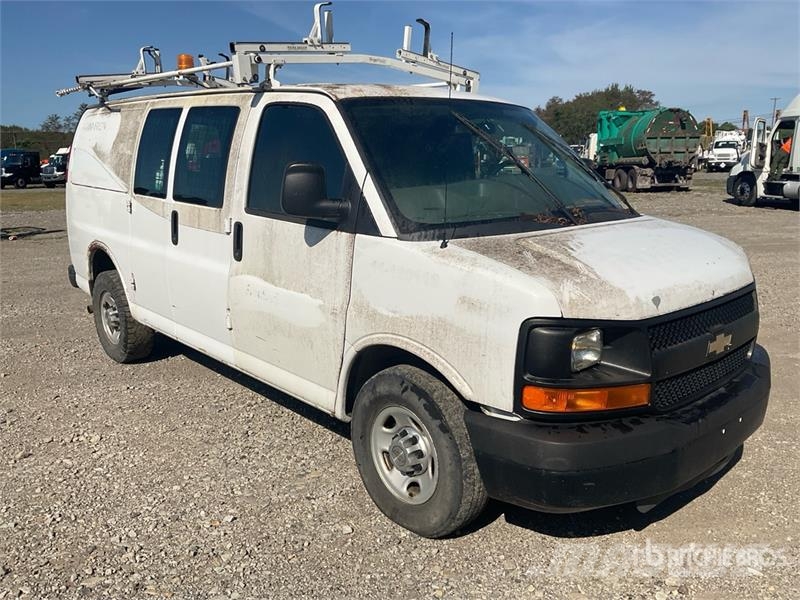 Chevrolet Express 2500 Cargo Van Pakettiautot