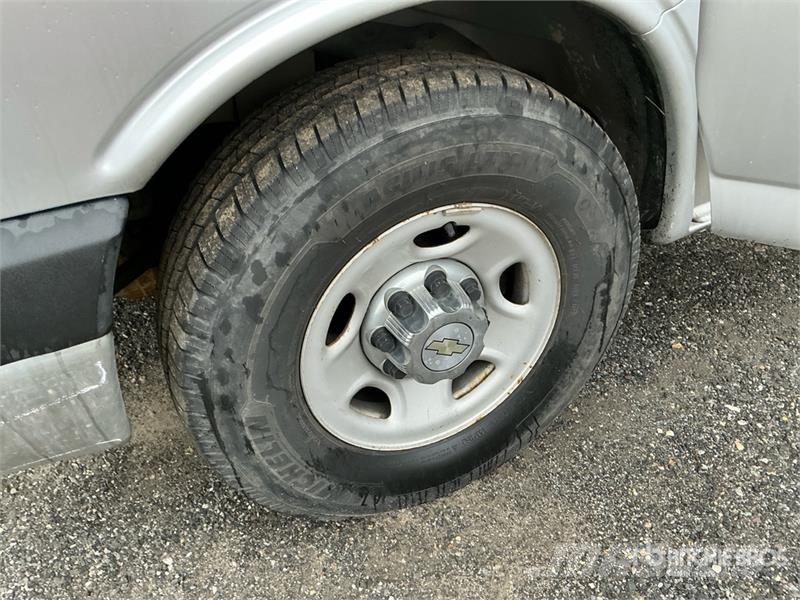 Chevrolet Express 3500 14 Passenger Van Dostavna vozila / kombiji