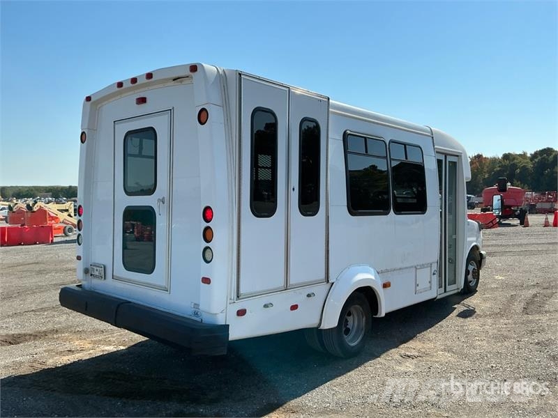 Chevrolet Express 4500 4x2 12-Seat Transit Bus Мини бусове