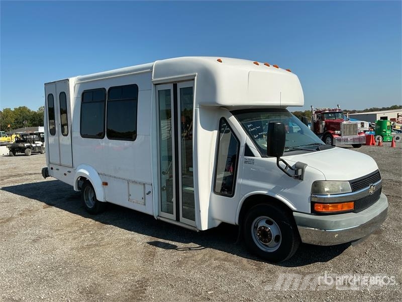 Chevrolet Express 4500 4x2 12-Seat Transit Bus Мини бусове