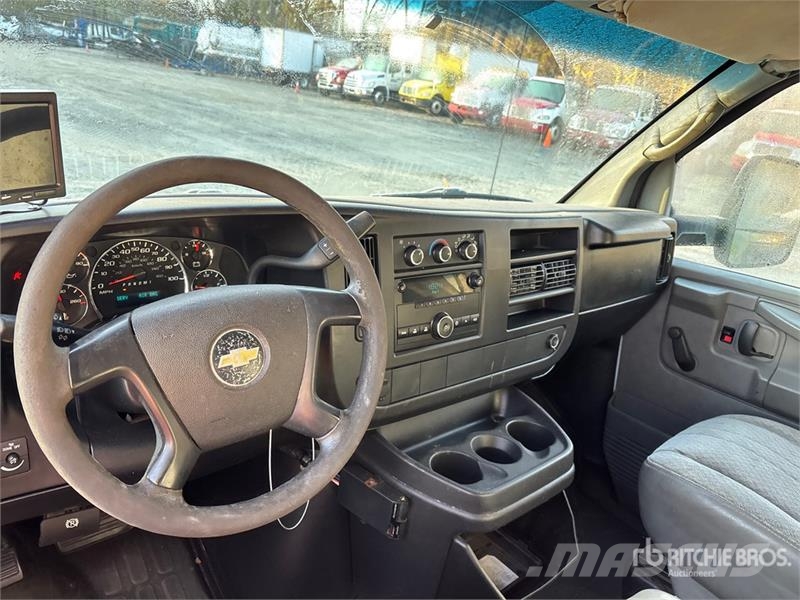 Chevrolet Express G3500 4x2 Utility Truck Caja abierta/laterales abatibles